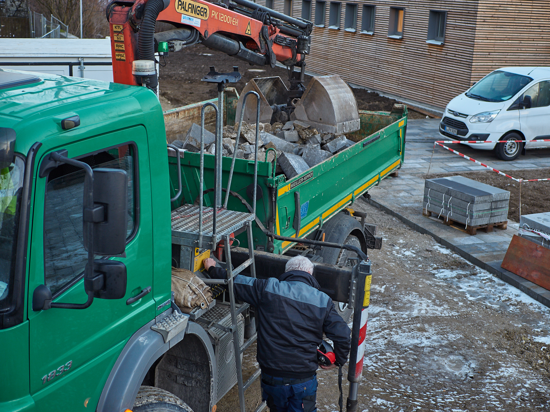18.12.2018-Ein neuer Altar und ein Kustwerk zum Verweilen von Lutzenberger+Lutzenberger.