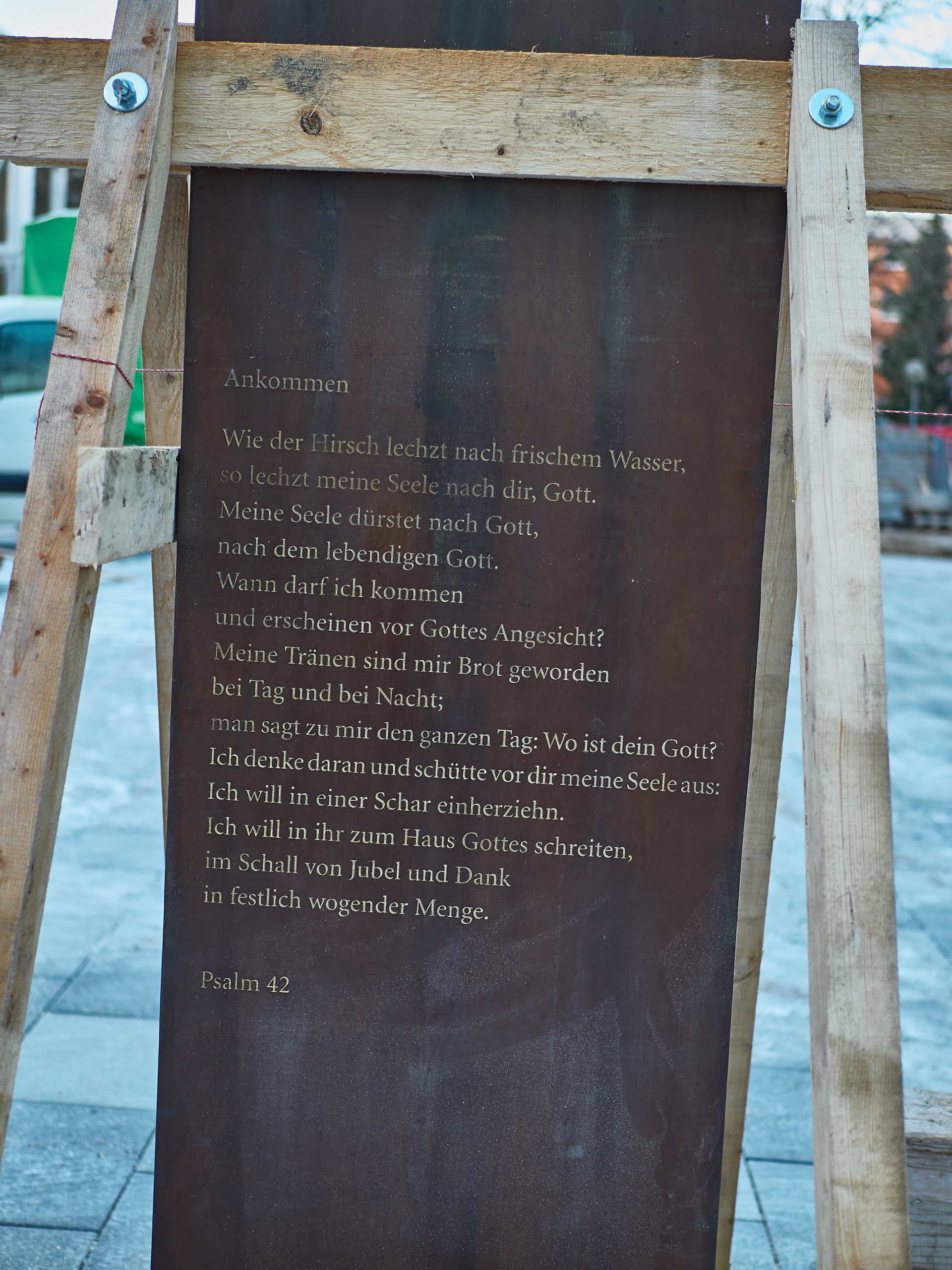 18.12.2018-Ein neuer Altar und ein Kustwerk zum Verweilen von Lutzenberger+Lutzenberger.