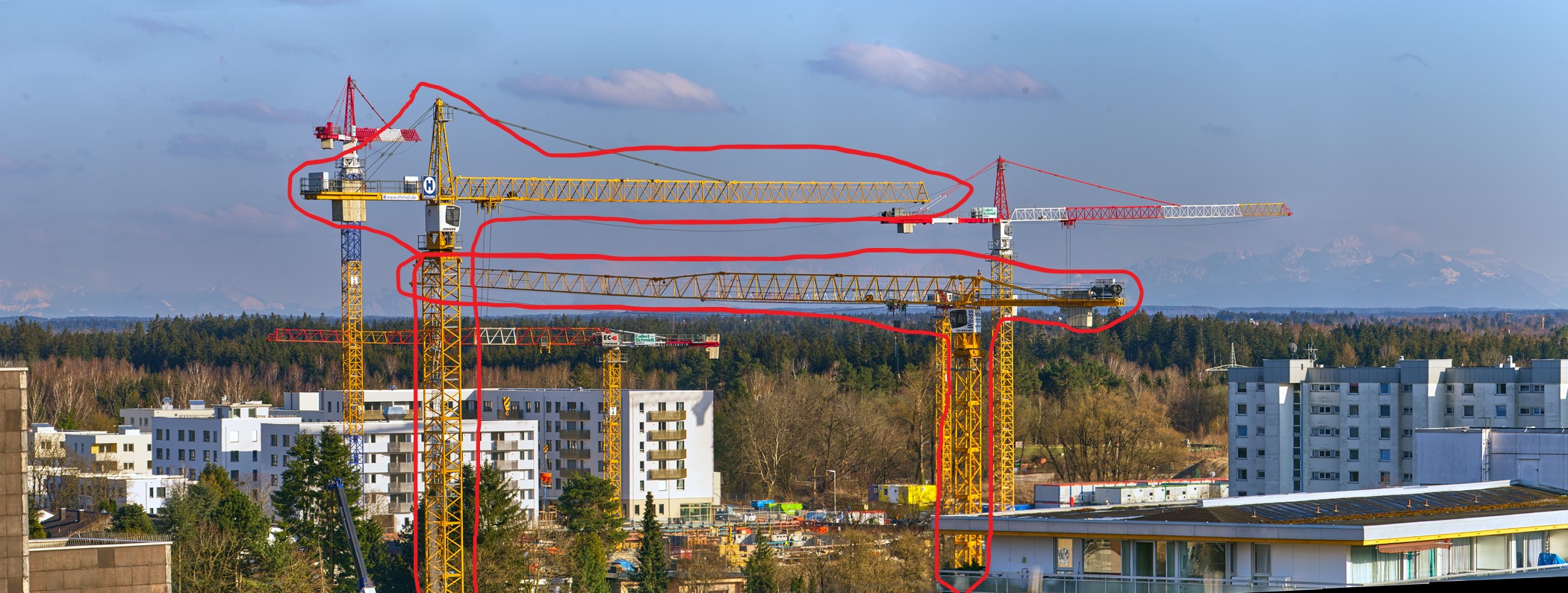 08.04.2021 - Nach dem 1. Kranaufbau an unserer Grundschule am Karl-Marx-Ring in Neuperlach ist der 2. Kran aufgestellt worden.