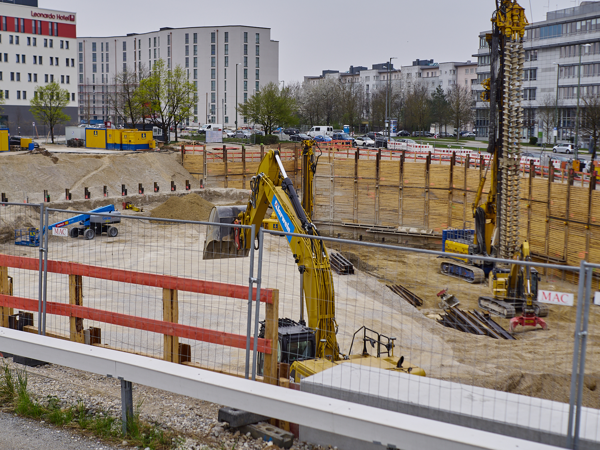 12.04.2019 - Die Baustelle Iconic-Serviced-Apartments in Neuperlach Süd
