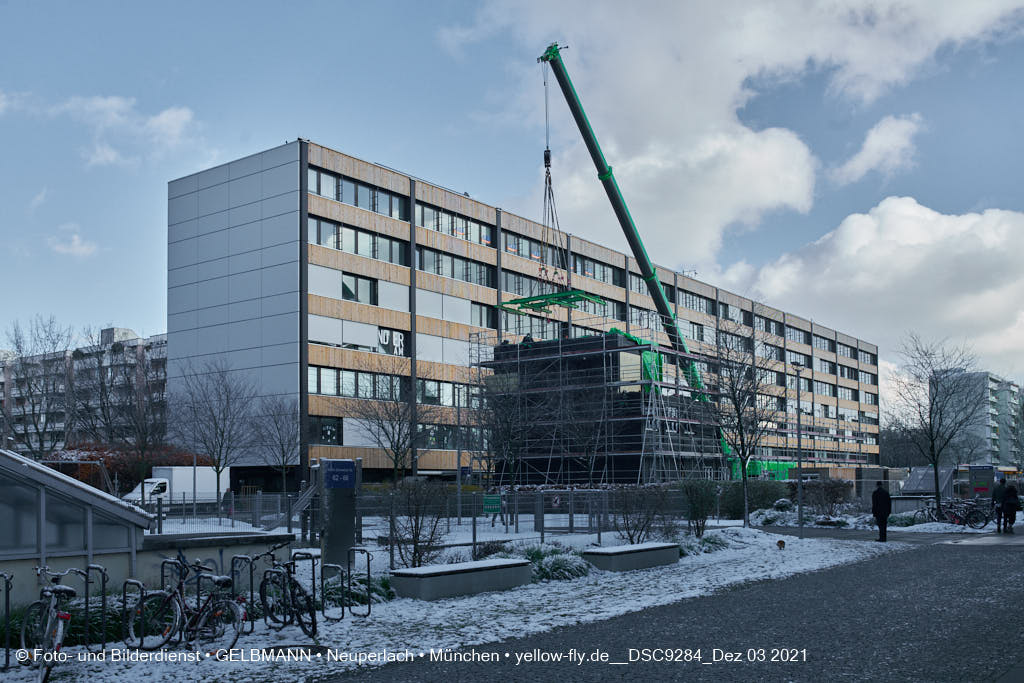 03.12.2021 - Holzquader um Holzquader für den Neubau für Campus di Monaco in Neuperlach