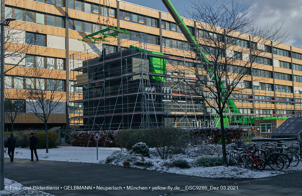 03.12.2021 - Holzquader um Holzquader für den Neubau für Campus di Monaco in Neuperlach