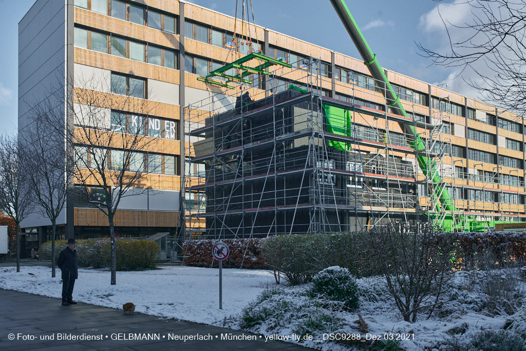 03.12.2021 - Holzquader um Holzquader für den Neubau für Campus di Monaco in Neuperlach