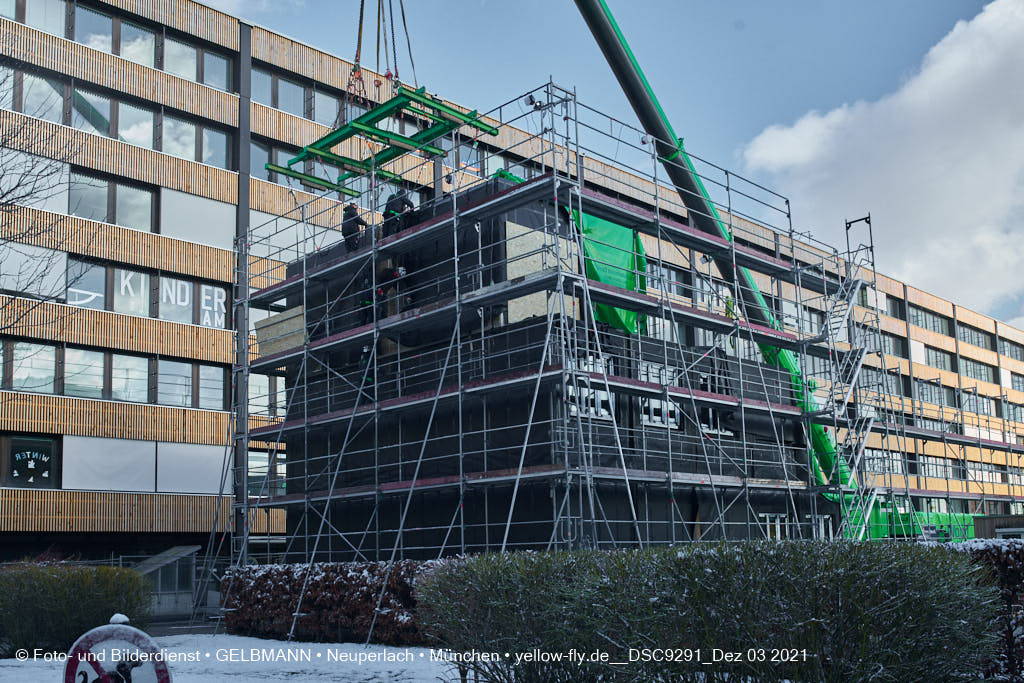 03.12.2021 - Holzquader um Holzquader für den Neubau für Campus di Monaco in Neuperlach