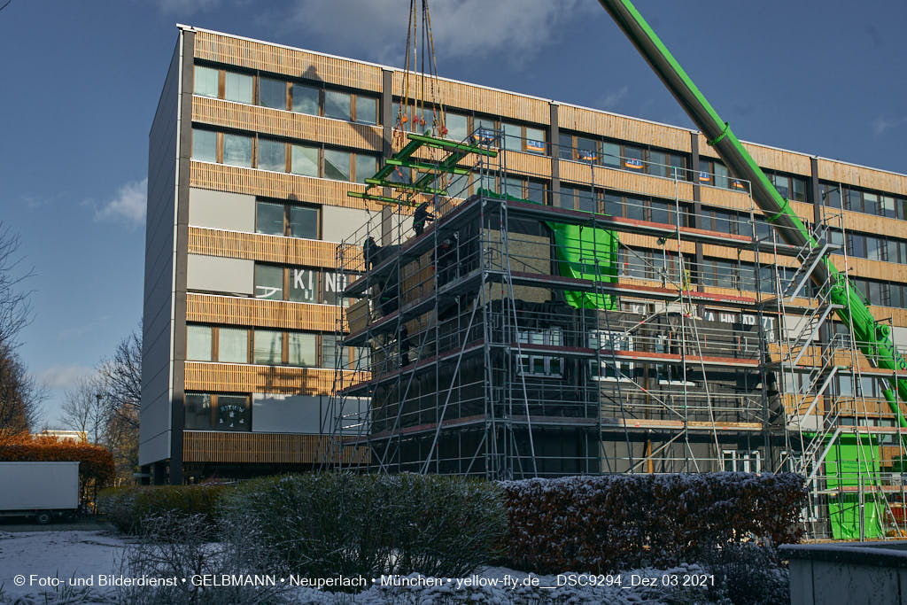03.12.2021 - Holzquader um Holzquader für den Neubau für Campus di Monaco in Neuperlach