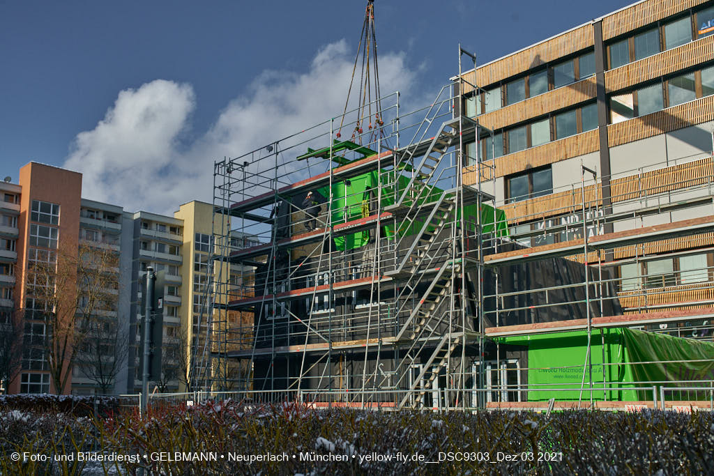 03.12.2021 - Holzquader um Holzquader für den Neubau für Campus di Monaco in Neuperlach