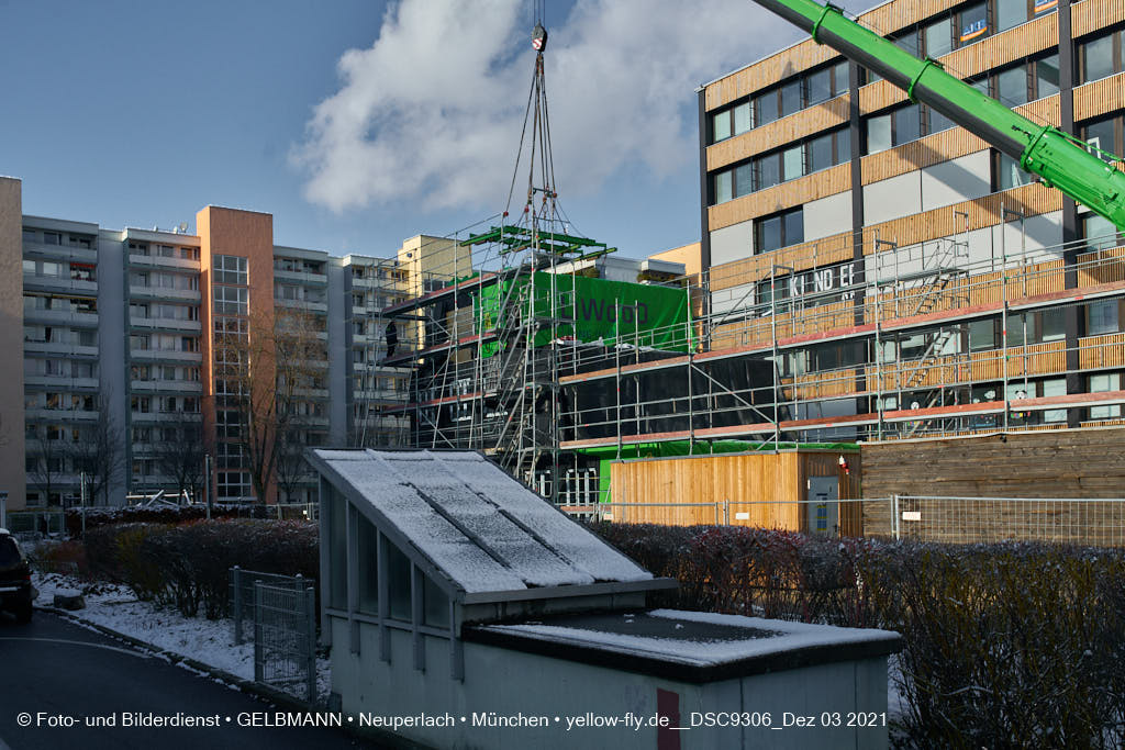 03.12.2021 - Holzquader um Holzquader für den Neubau für Campus di Monaco in Neuperlach