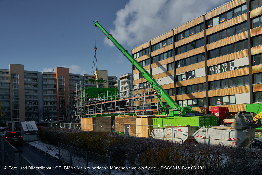 03.12.2021 - Holzquader um Holzquader für den Neubau für Campus di Monaco in Neuperlach