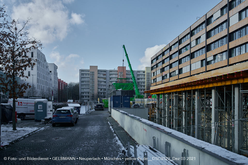 03.12.2021 - Holzquader um Holzquader für den Neubau für Campus di Monaco in Neuperlach