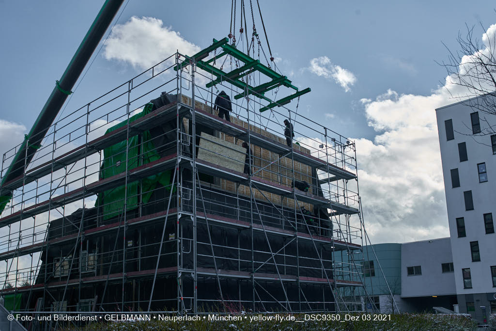 03.12.2021 - Holzquader um Holzquader für den Neubau für Campus di Monaco in Neuperlach